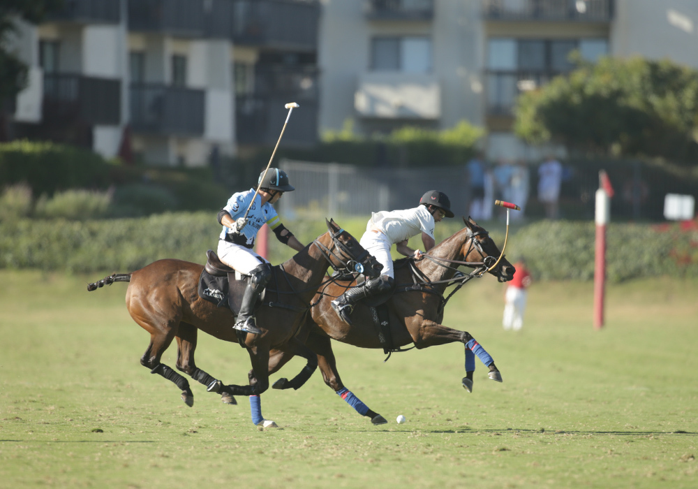 Carbenella's Ignacio “Iñaki” Laprida hits a neckshot with La Karina's Felipe "Pipe" Vercellino at his hip.