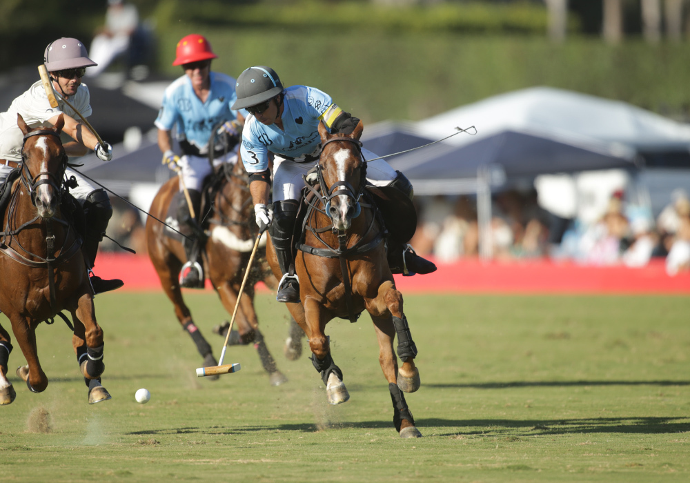 La Karina's Felipe "Pipe" Vercellino on the ball, Carbenella's Ignacio "Nacho" Badiola reaching for the hook.