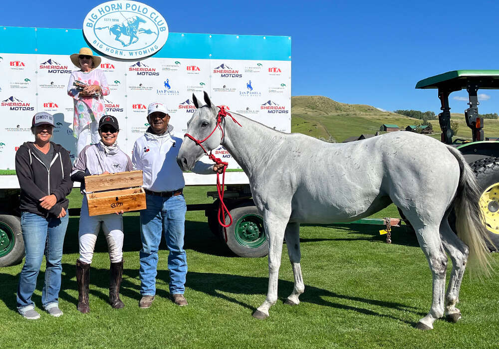 Best Playing Pony Nochebuena, played and owned by Dawn Jones, presented by Cutting Edge Performance Horses' Amanda Burns and pictured with Luis Cartagenas. ©Kurt Luplow