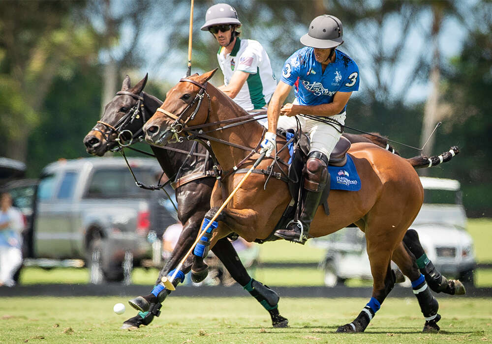 Patagones' Santiago Wulff with Tonkawa's Nacho Badiola defending at his hip in WPT's Continental Cup. ©Global Polo Entertainment